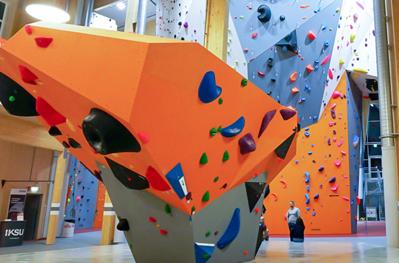 實(shí)拍室內(nèi)抱石攀巖墻